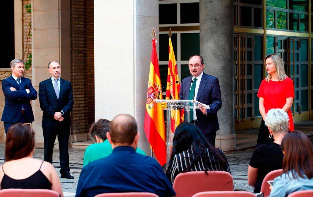 Lambán, acompañado por Alegría, durante el anuncio de la medida 50x50 