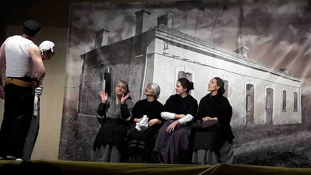 Uno de los actos principales es la representación de una obra de teatro relacionada con la temática de cada edición 
