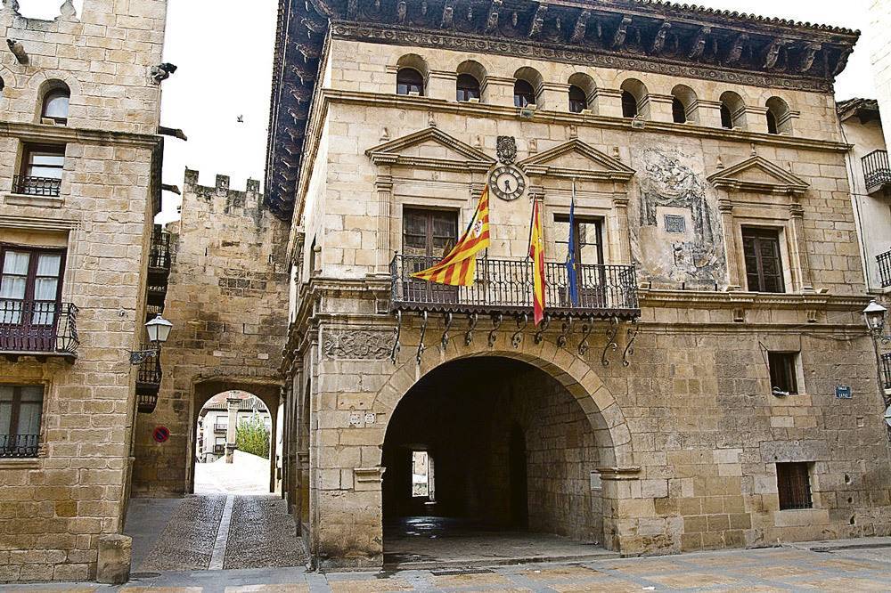 En la plaza de España de Valderrobres se leen los 