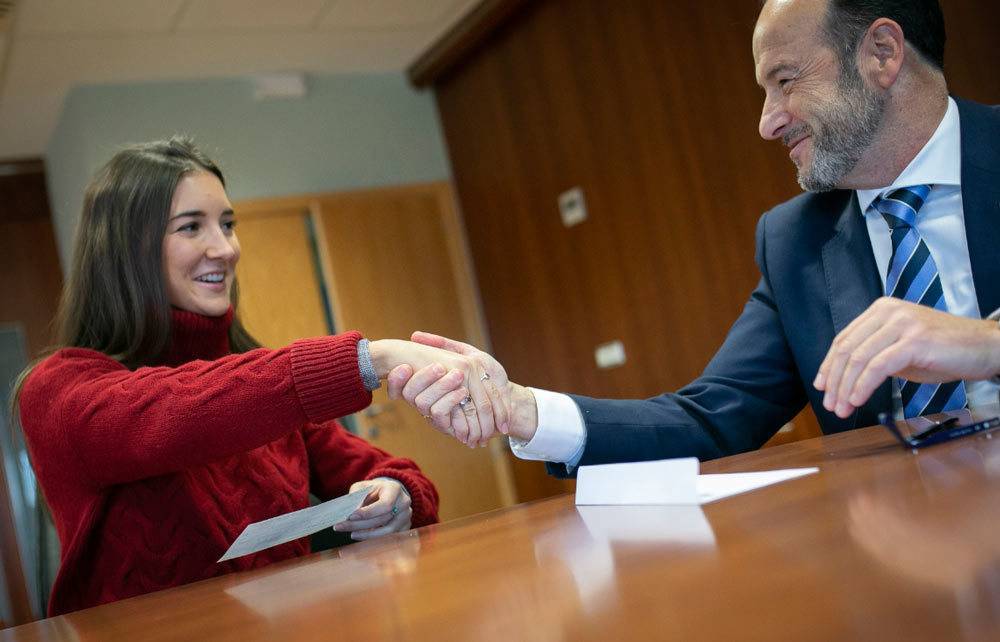 La ganadora del I Premio Nacional de Arquitectura Novel de Itesal recibió el cheque de manos de Sanz 
