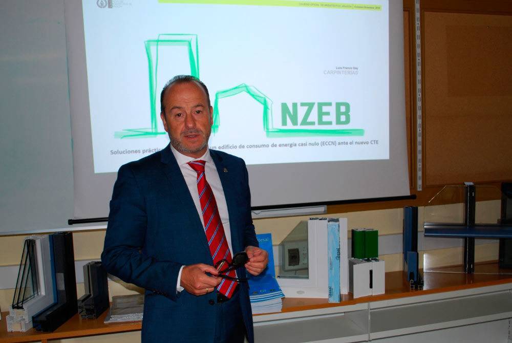 Sanz participó en una charla con arquitectos donde explicó las ventajas del aluminio
