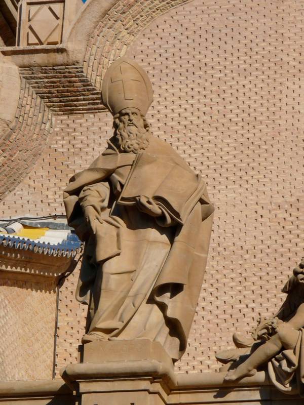 San Valero es también patrón de Zaragoza. En la foto, imagen del santo en la fachada del Pilar