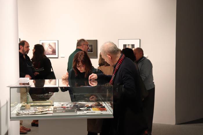 La exposición exhibe medio centenar de obras