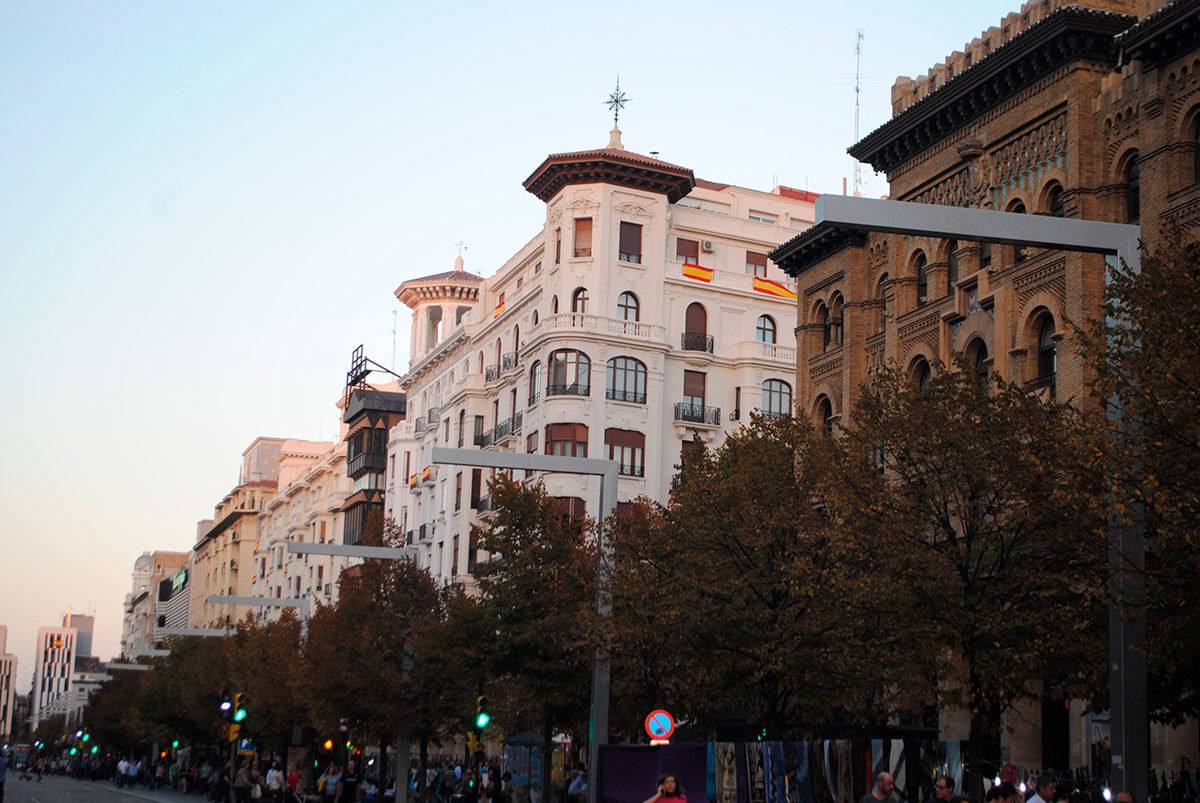 Paseo Independencia de Zaragoza con gente paseando