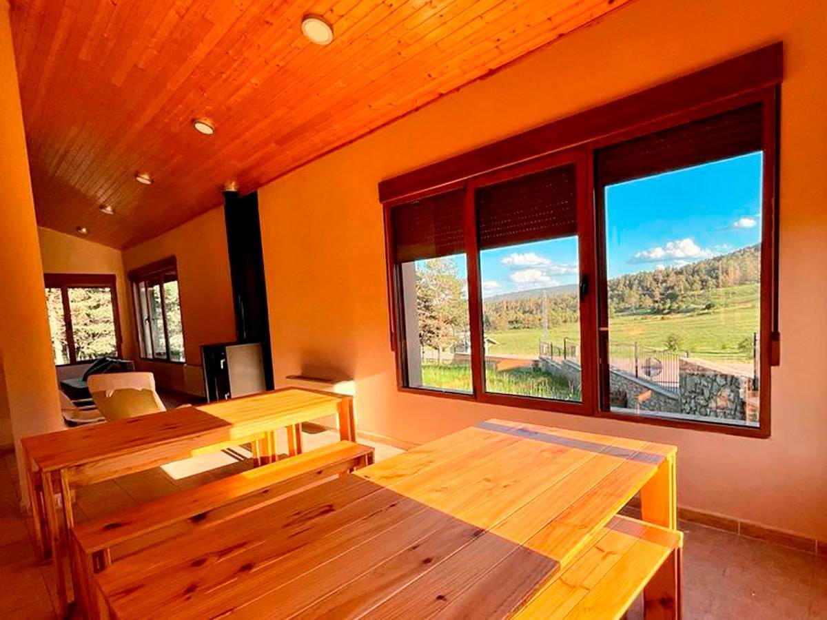 Una de las estancias del albergue de Griegos