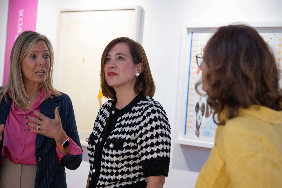 Sara Fernández y responsables de la exposición