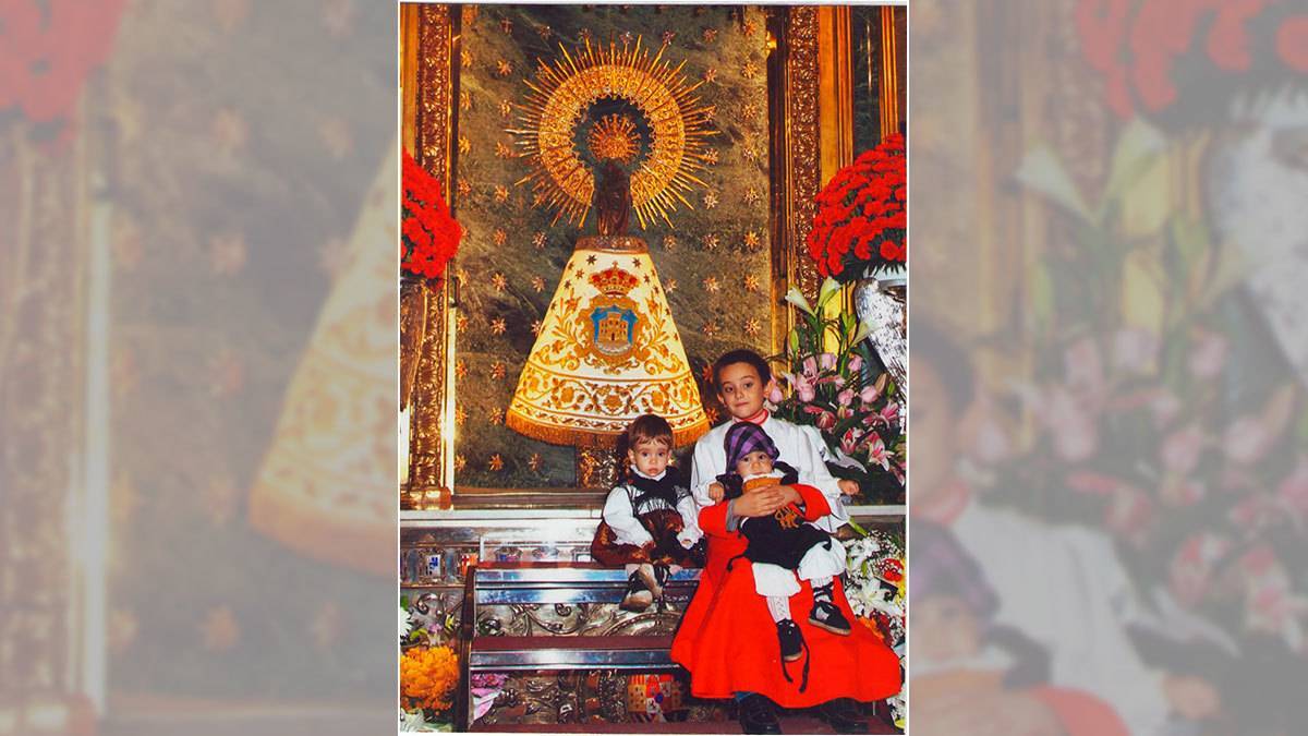 Bebés con el manto de la Virgen del Pilar
