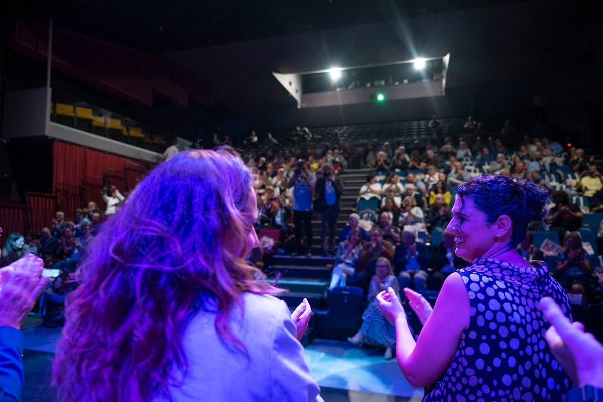 Aplausos en el acto de celebración del décimo aniversario del Teatro de las Esquinas