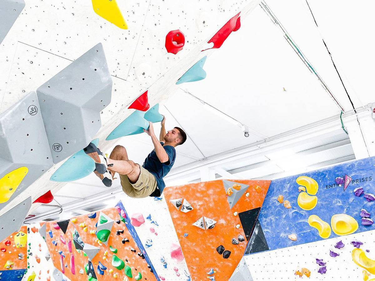 Chico escalando en Bulderland Zaragoza