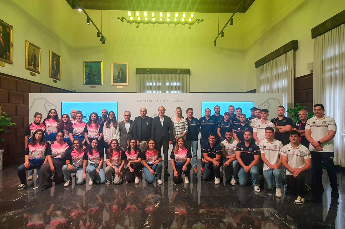 Foto de los equipos DHB y femenino con el alcalde y la junta directiva en el ayuntamiento