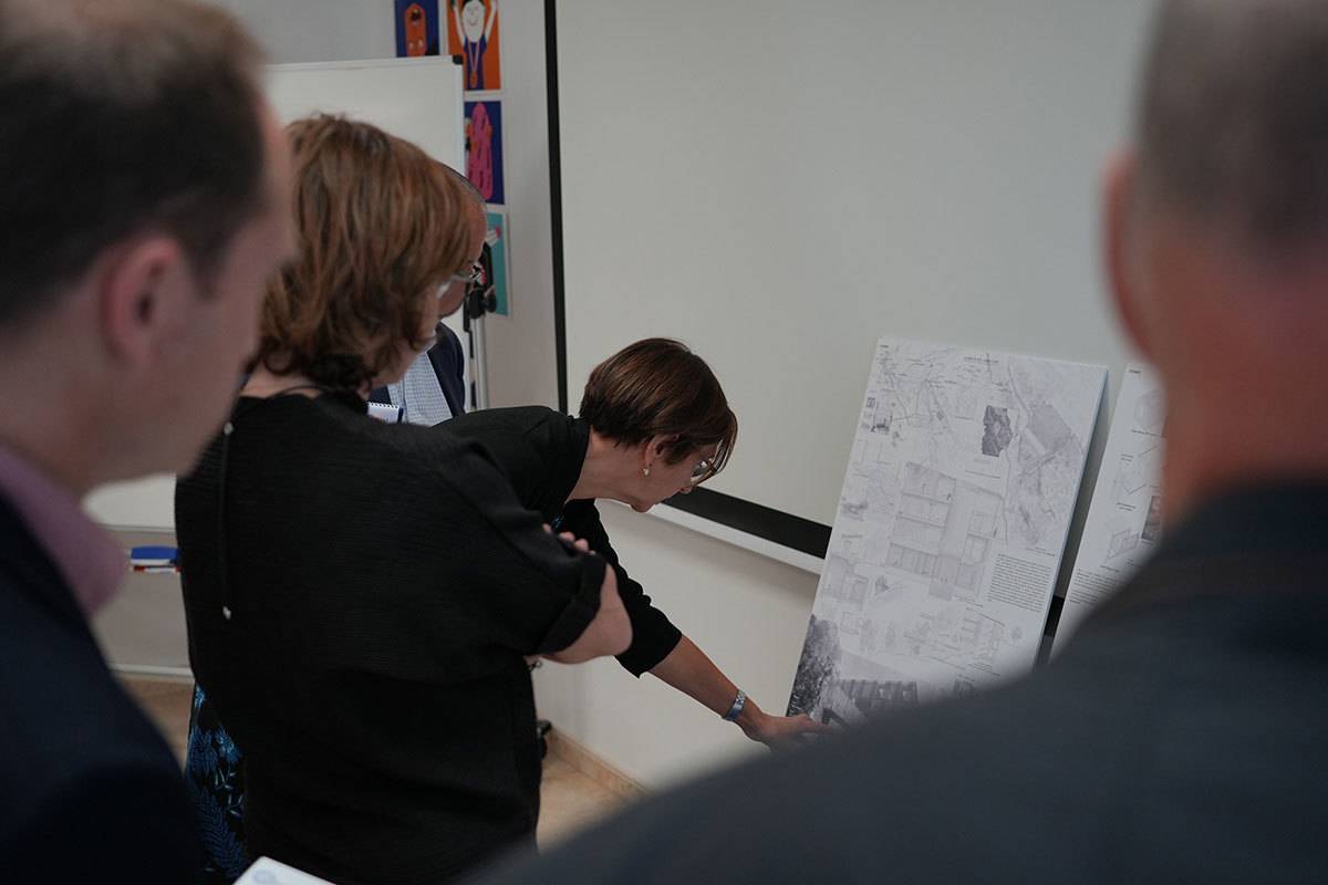 El jurado deliberando a los finalistas de la tercera edición de los Premios de Arquitectura Novel Itesal