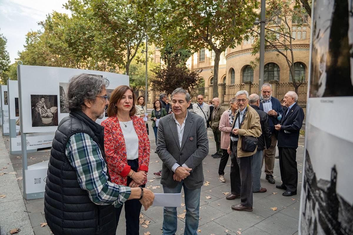 Sara Fernández en la exposición "Un siglo de fotografía" en la Gran Vía de Zaragoza