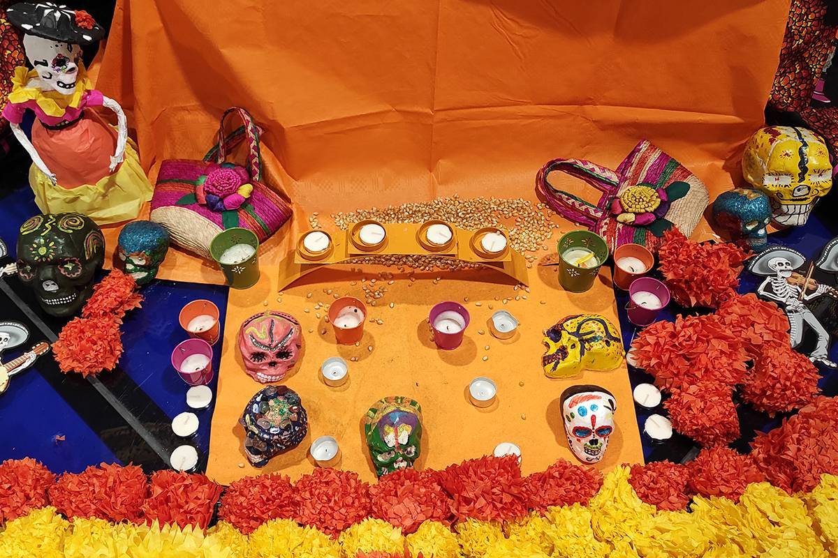 altar con catrinas en la exposición del día de muertos en la biblioteca cubit