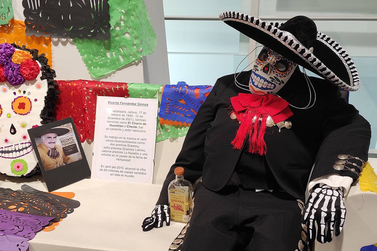 altar y esqueleto en honor al cantante mexicano Víctor Fernández por el Día de Muertos