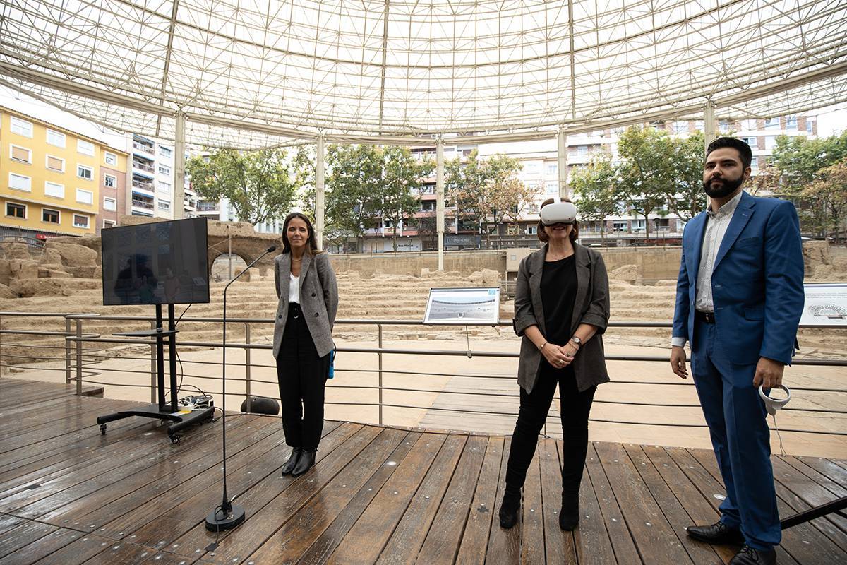 Sara Fernández usa gafas de realidad virtual para vivir la experiencia 3D del Teatro de Caesaraugusta de Zaragoza