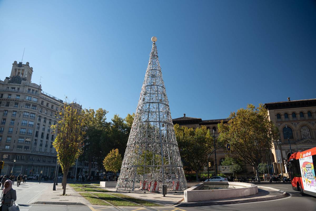 Foto de la plaza Paraíso con el árbol de Navidad gigante en el centro