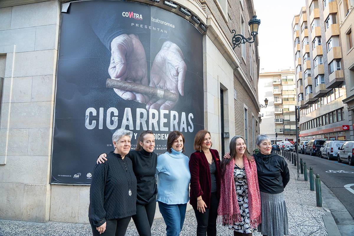 las actrices de Cigarreras posan con la vicealcaldesa de Zaragoza, Sara Fernández