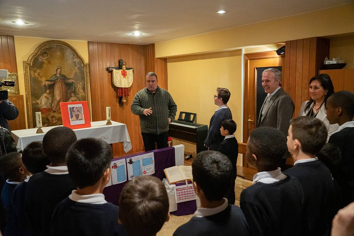 Jorge Azcón visita el colegio de los Infanticos del Pilar
