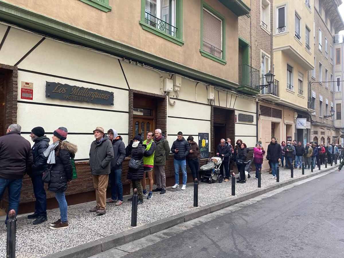 Fila en la pastelería los mallorquines