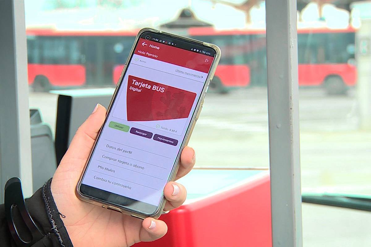 Un móvil con la Tarjeta Bus digital