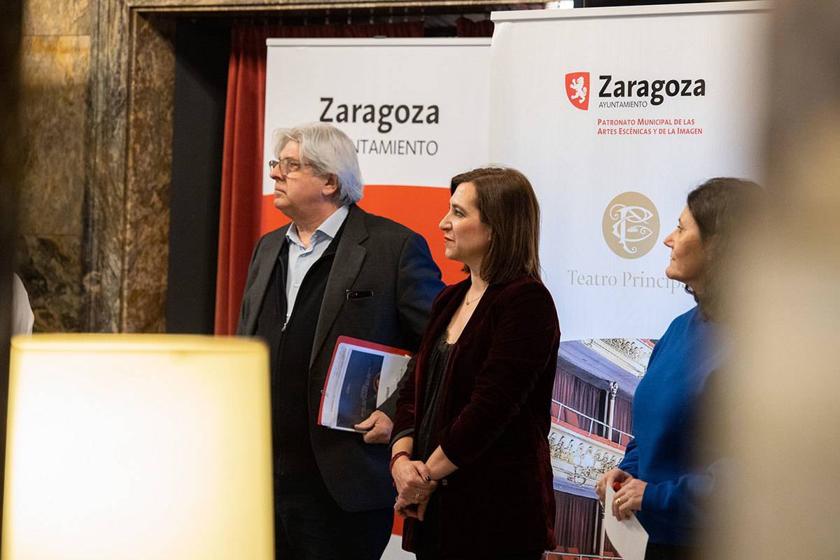 Sara Fernández durante una rueda de prensa en el Teatro Principal
