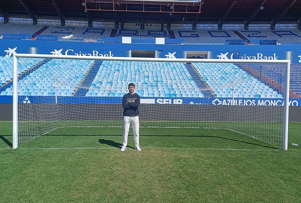 Miguel Puche frente a la portería de La Romareda