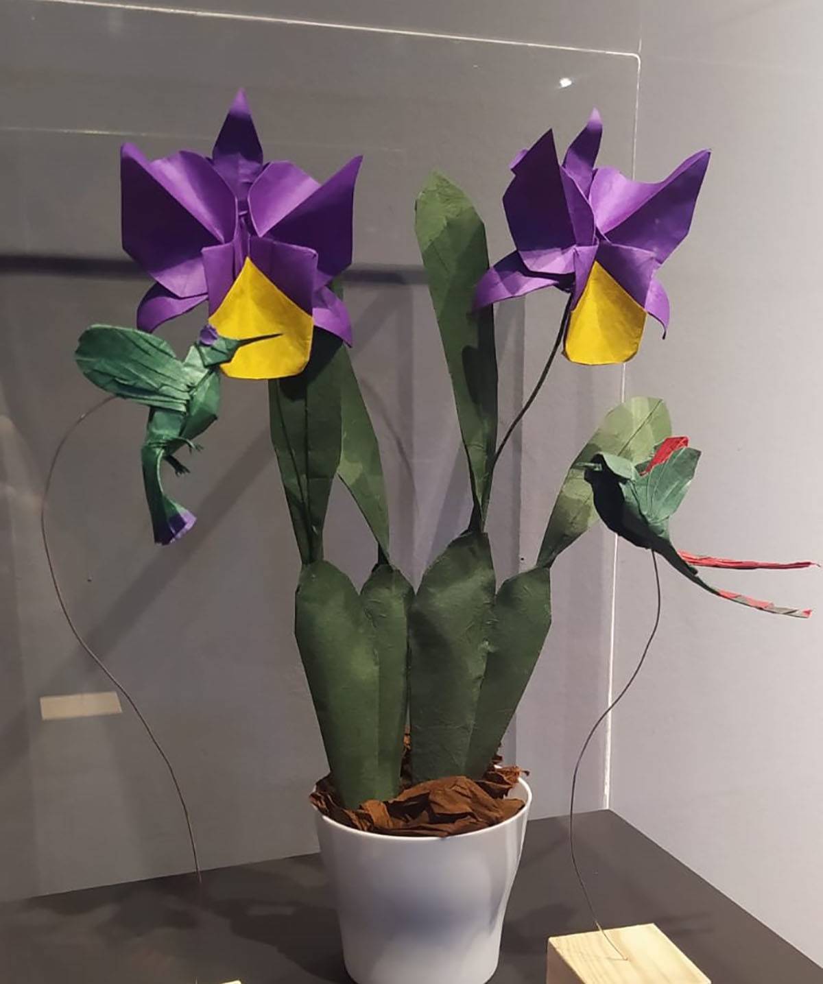Orquídea cattleya hecha de origami