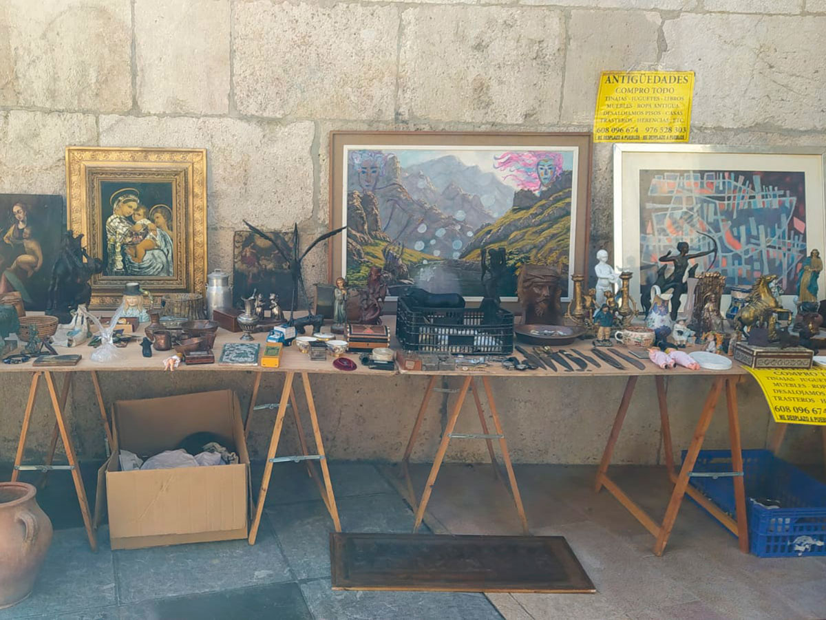 Cuadros en venta en el Mercado de San Bruno