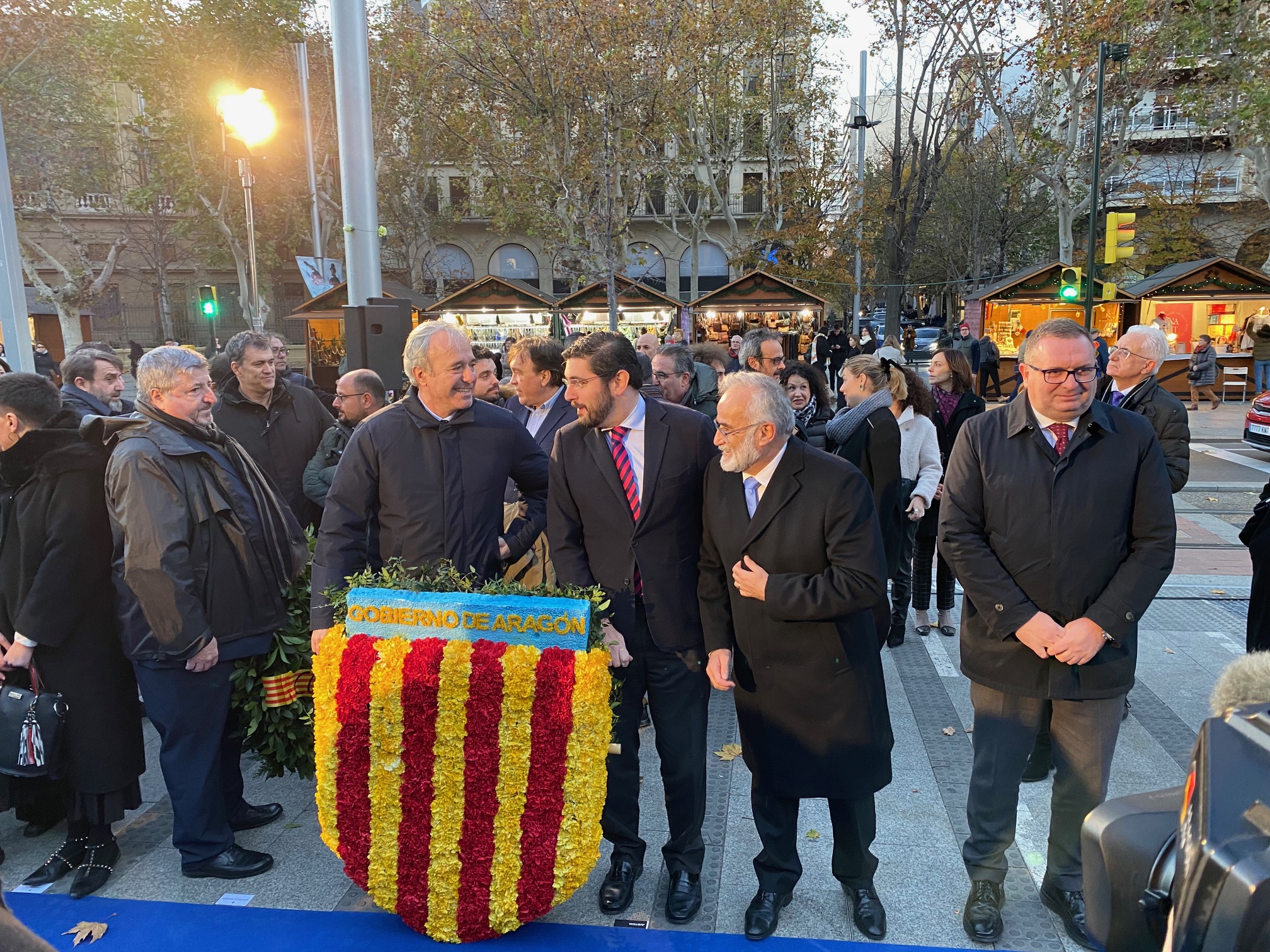 En la ofrenda floral han participado el presidente de Aragón, Jorge Azcón, el vicepresidente primero de Aragón, Alejandro Nolasco, y el lugarteniente del Justicia de Aragón, Javier Hernández