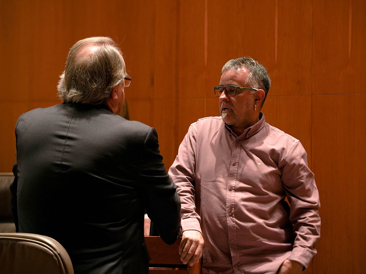 Andoni Corrales junto a Carlos Pérez Anadón antes del Pleno. Foto: Andrés García