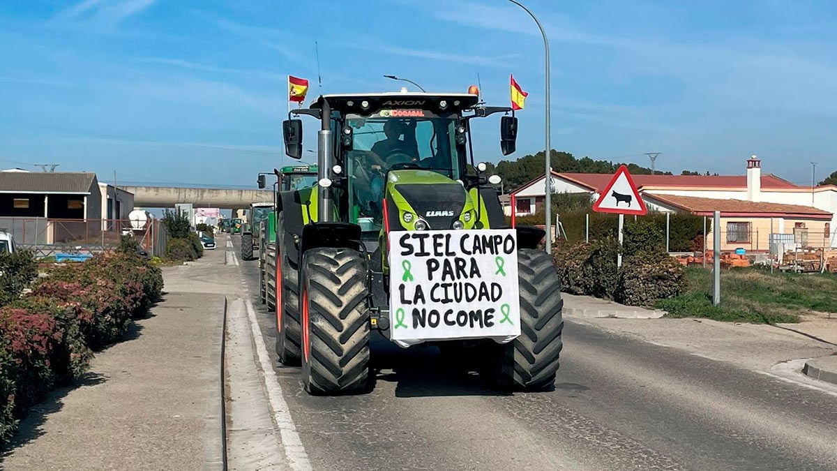 Los agricultores de Tardienta han celebrado una marcha lenta este miércoles.