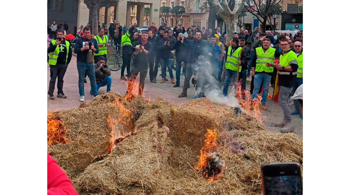 Los agricultores han quemado pacas de paja en la Plaza Cervantes, frente a la Subdelegación del Gobierno.