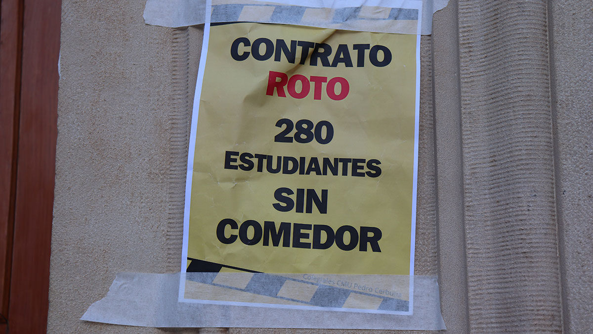 Imagen de uno de los carteles en el exterior del colegio. Foto: Andrés García