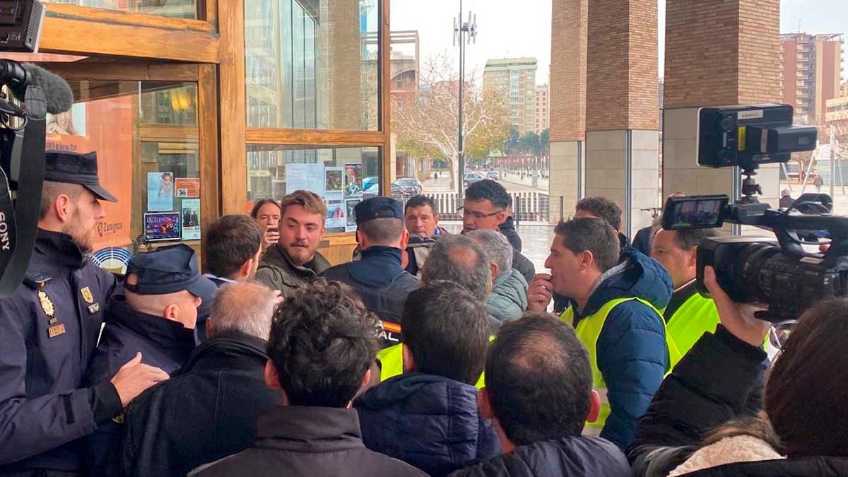Entre el sonido de silbatos, bocinas y gritos, los agricultores recibían a los asistentes