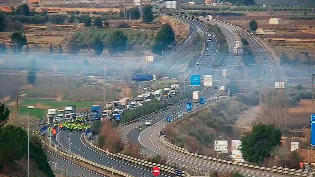 Los agricultores han vuelto a cortar la A-2 en La Almunia, un tramo donde se sucedieron las protestas durante las dos primeras semanas.