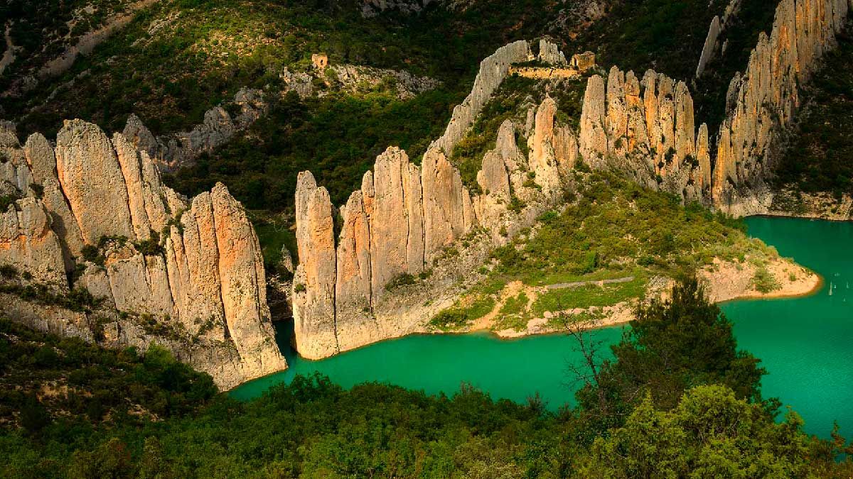 9-muralla-finestres-huesca-la-magia