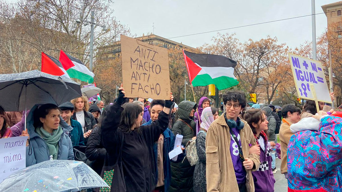Banderas de Palestina en la manifestación estudiantil.