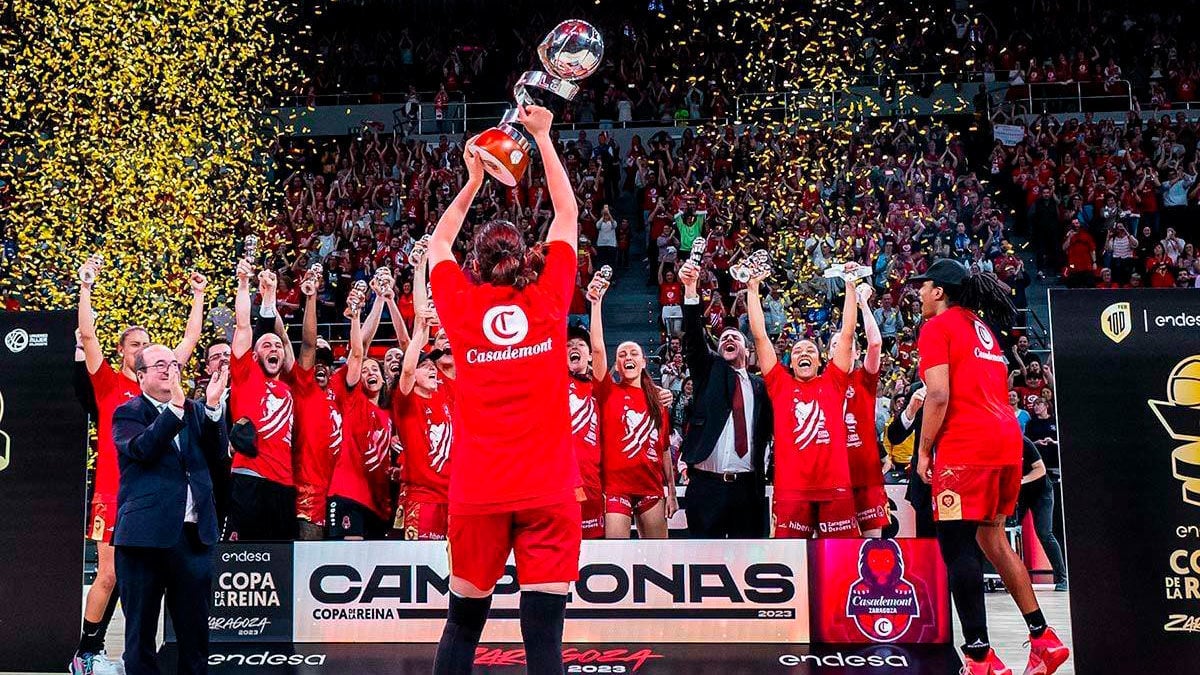 Vega Gimeno levanta la Copa de la Reina.