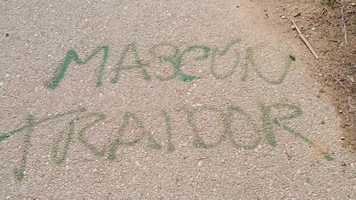 Otra de las pintadas, esta vez en uno de los caminos de la localidad. Foto: CHA