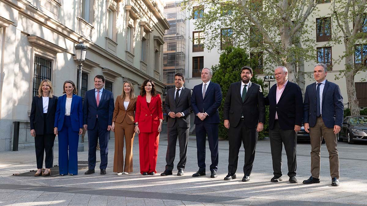 Azcón, junto a los presidentes del PP en el exterior del Senado. Foto: Fabián Simón (DGA)