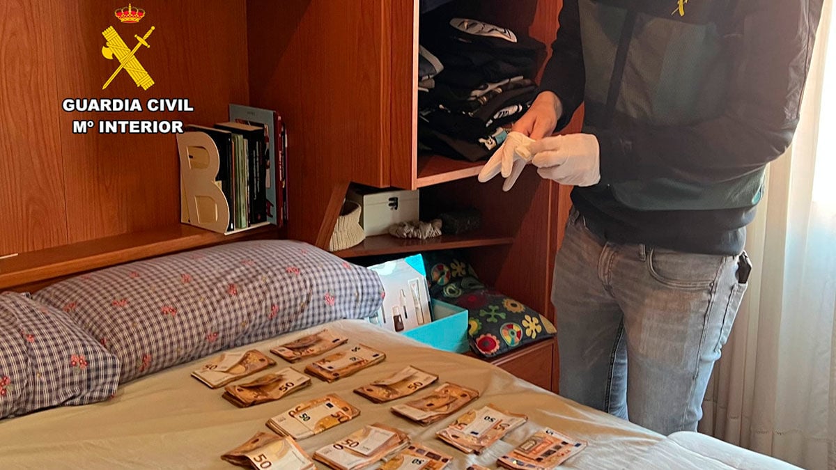 Dinero en efectivo en uno de los domicilios. Foto: Guardia Civil