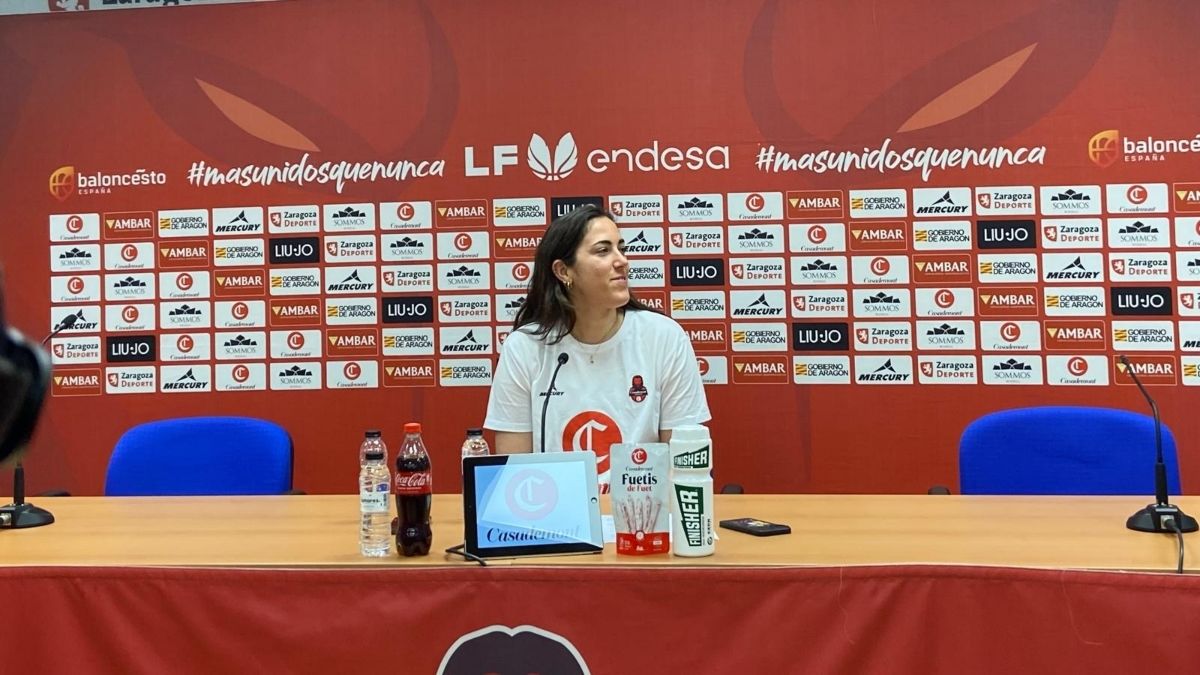 La valenciana ha dado la noticia arropada por miembros del club y de la plantilla.