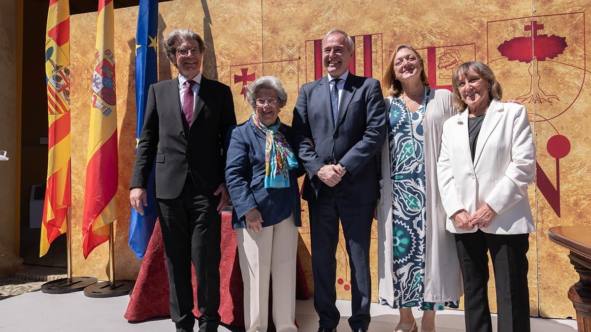 El presidente Azcón con los familiares de Bolea y Ascaso. Foto: Fabián Simón (DGA)