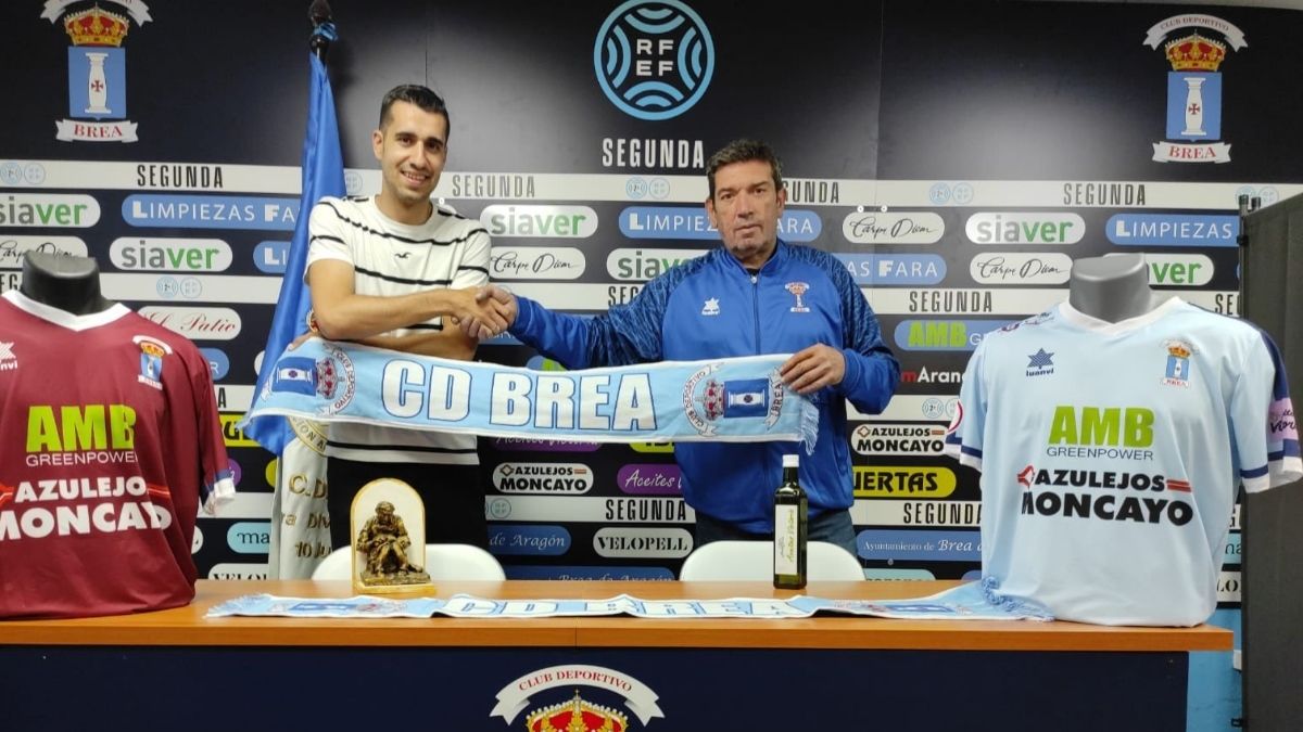 Carlos Arantegui junto al entrenador Raúl Parada. Foto: CD Brea.