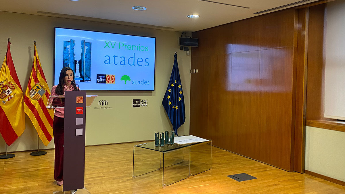 La presidenta de las Cortes, Marta Fernández, inaugura la gala de Premios Atades