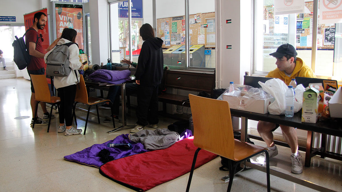 Varios de los estudiantes que han pasado la noche con sacos de dormir en el hall del edificio de Interfacultades de Unizar