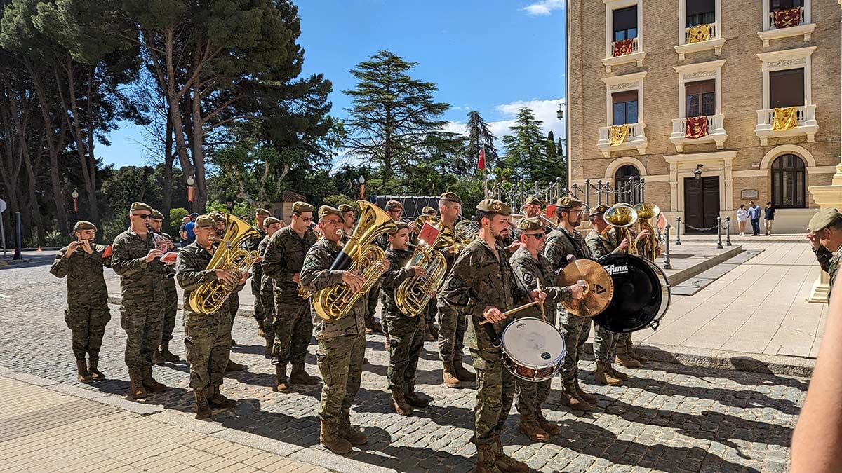 La banda de la AGM, antes de acceder al patio de armas