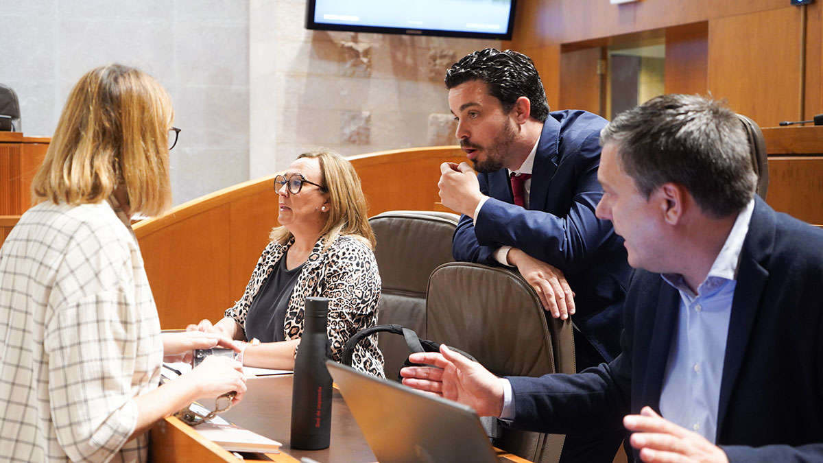 Villagrasa conversa con los diputados del PSOE. Foto: Cortes de Aragón