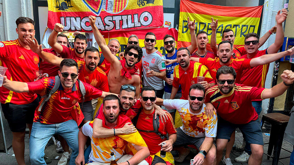 Los seguidores aragoneses se unieron en la previa del encuentro ante Albania.