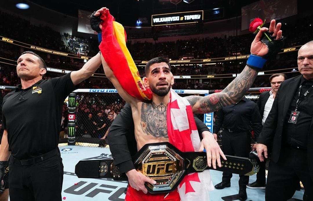 Illia Topuria celebra su título con la bandera de España y Georgia